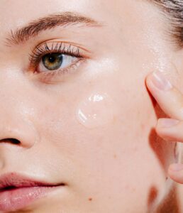 چگونه یک آبرسان مناسب برای پوست چرب انتخاب کنیم؟