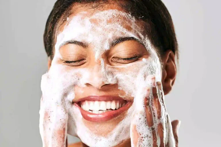 آیا شستشوی مکرر صورت می‌تواند به پوست آسیب بزند؟